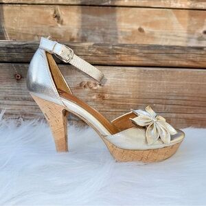 Söfft Gold Leather Platform Wedge Heels – Size 6.5 – Ankle Strap Floral Detail